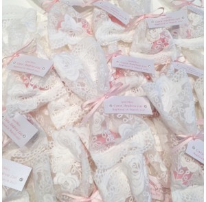 White lace bonbonniere bags with pink & white almonds