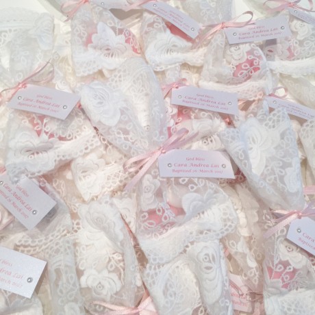White lace bonbonniere bags with pink & white almonds