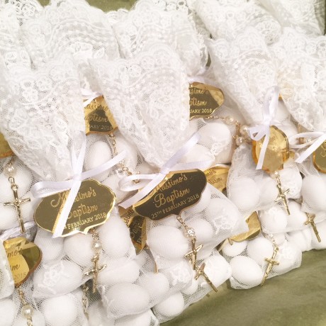 White lace bonbonniere bags with gold tags
