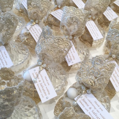 Point trinket candle with gold lace bag