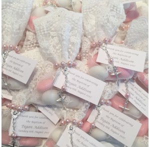 White lace bonbonniere bags with pink mini rosary beads