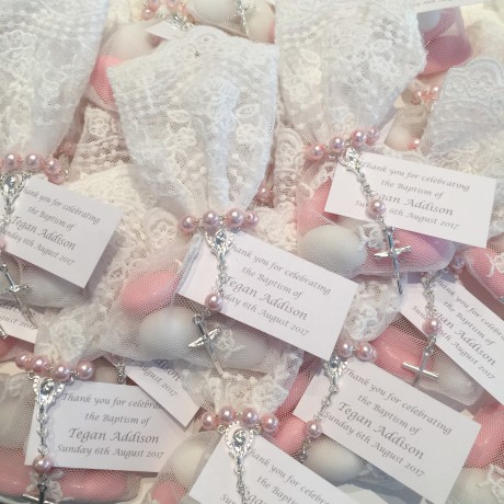 White lace bonbonniere bags with pink mini rosary beads