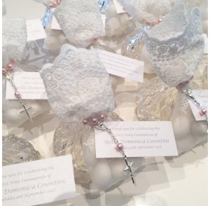 Point trinket candles, white lace bags & mini rosary bead bonbonniere