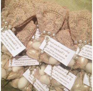 Beige lace bonbonniere bags with mini rosary bead