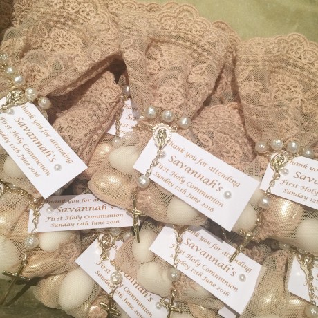 Beige lace bonbonniere bags with mini rosary bead